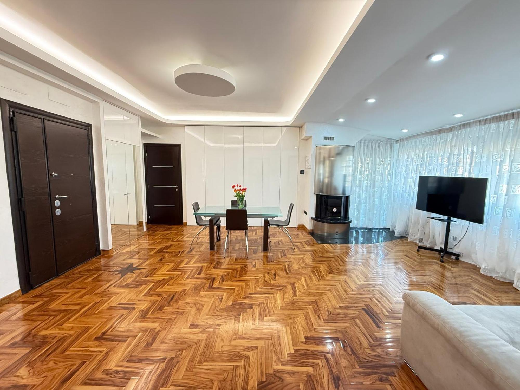 Luxury Av Rom
